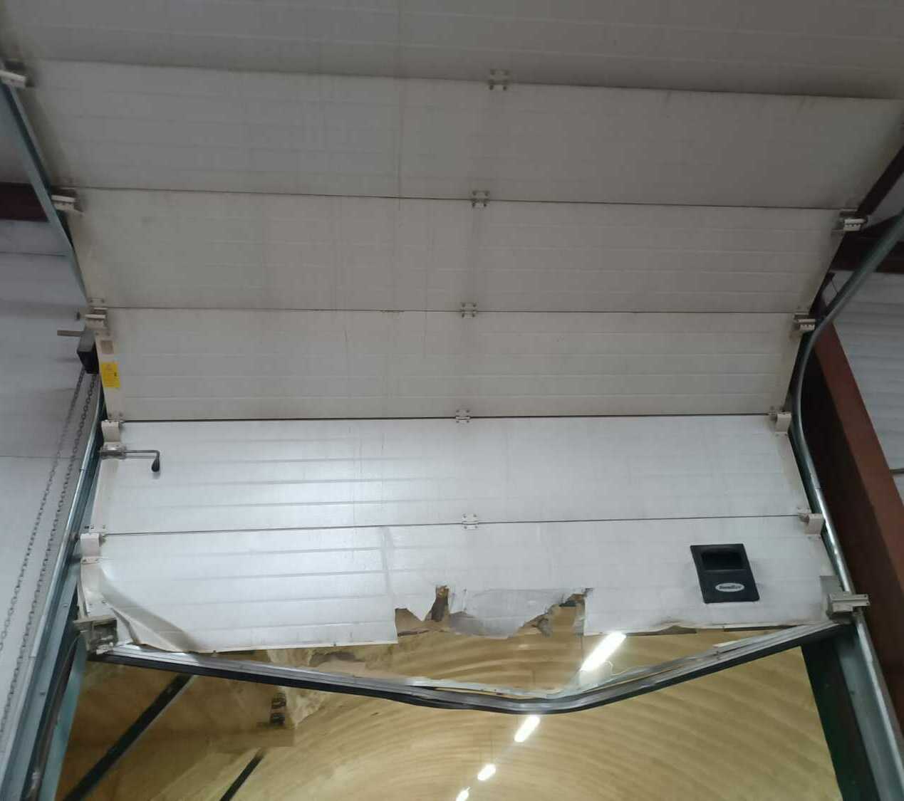 Требуется заменить нижнюю панель Нижняя панель ворот разбита